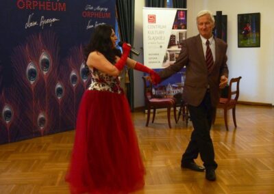 Naira Ayvazyan spiewająca i tańcząca z mężczyzna z widowni.